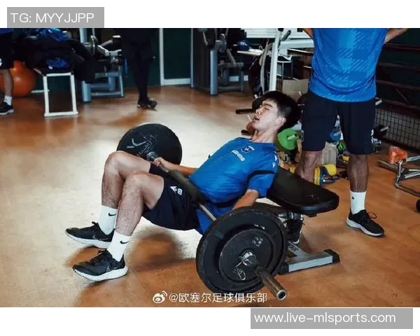 中国犀旺队在法国欧塞尔足球训练基地隆重举行升国旗仪式展现爱国情怀 中国犀旺队在法国欧塞尔足球训练基地隆重举行升国旗仪式展现爱国情怀