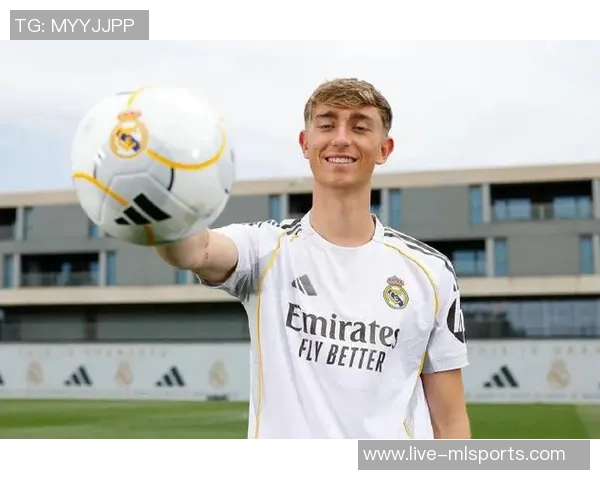 前皇马中卫盛赞赫伊森双脚技术出色防守预判精准球商极高