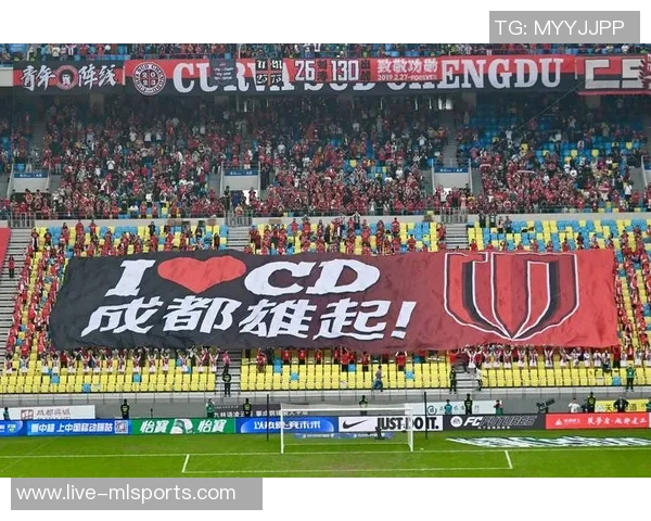 直播吧公益携手杨晨等12名老甲A球星走进成都校园助力青少年足球梦想